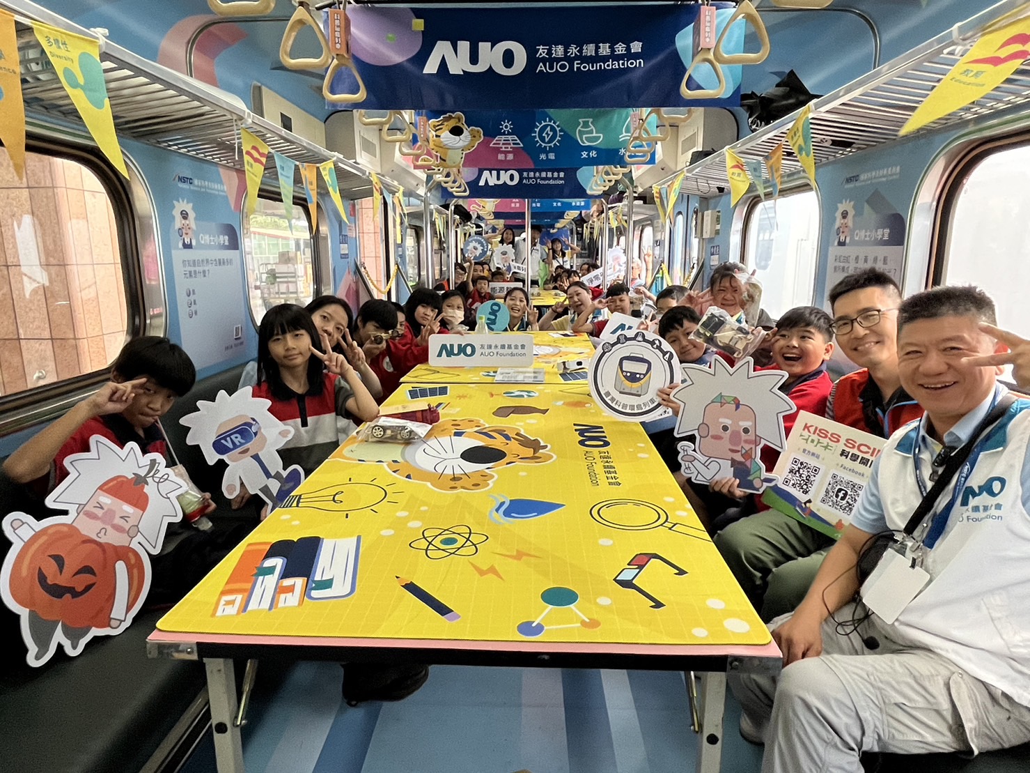 pp电子永續基金會參與「臺灣科普環島列車」，設計基礎科學車廂課程，以「淨零碳排和永續能源」為主題，讓學生透過創意實驗認識淨零知識，以及思考生活中的減碳行為