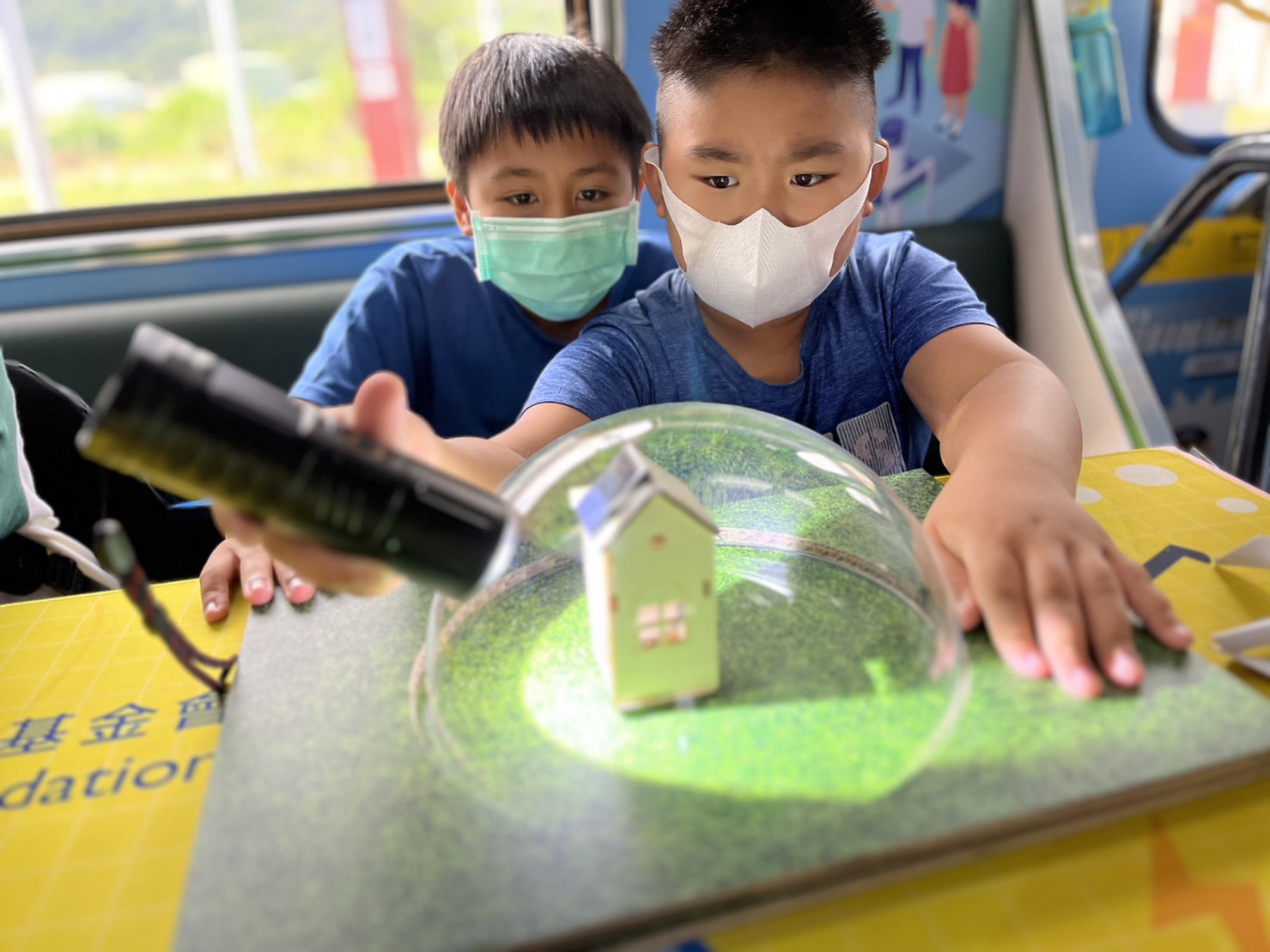 pp电子參與基礎科學主題車廂，以STEAM教學精神，設計「逐日科學家」、「太陽能工程師」以及「淨零建築師」三大能源科普課程和實驗
